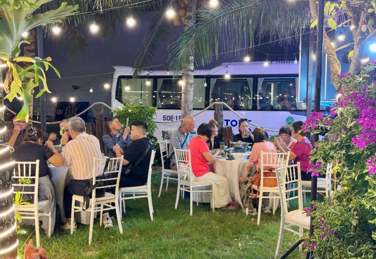 Du khách Tây ăn tối tại nhà hàng ven biển. Ảnh: Duy Tuấn