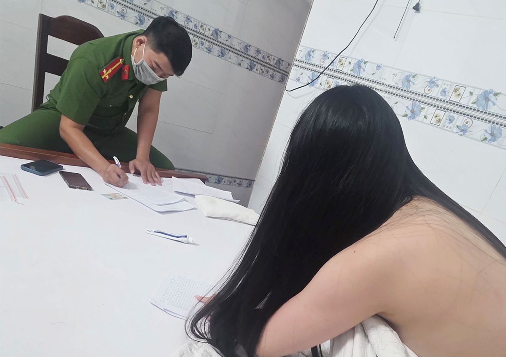 Các đối tượng mua, bán dâm bị bắt quả tang tại nhà nghỉ AĐ5. Ảnh: Vũ Tiến