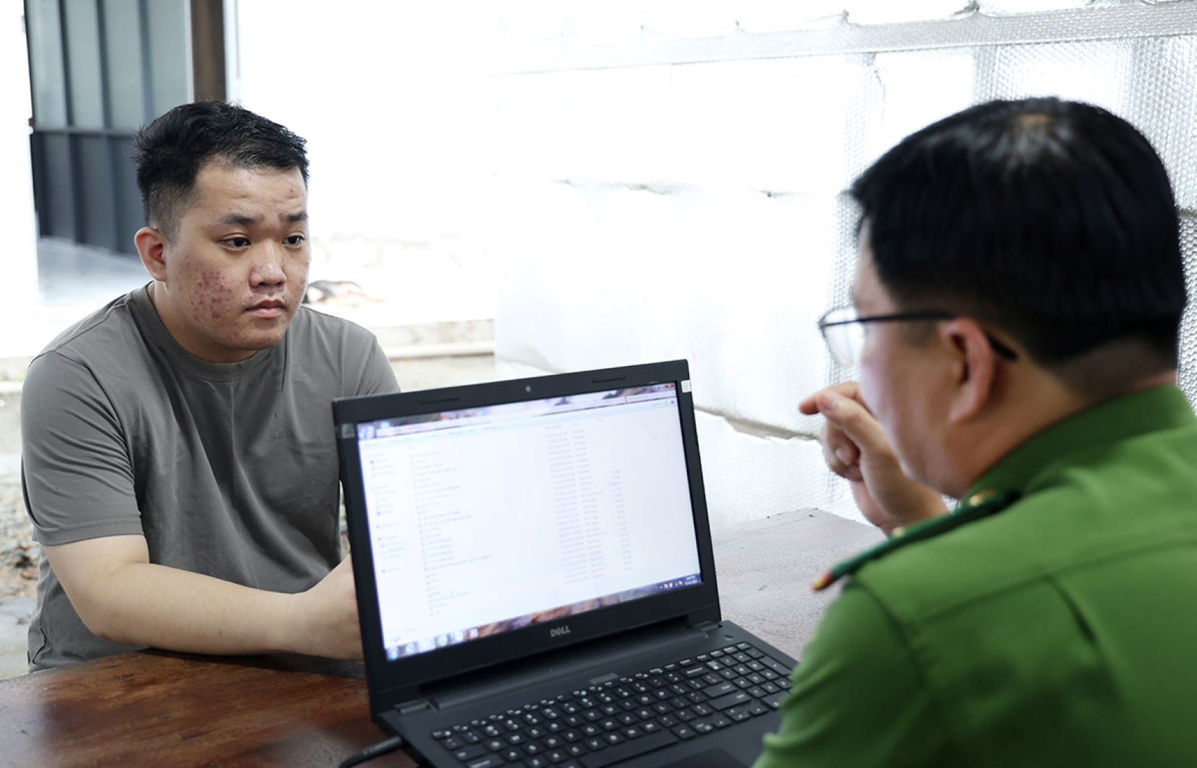 Tại cơ quan Công an, đối tượng Nguyễn Văn Trọng khai nhận hành vi chứa mại dâm. Ảnh: Vũ Tiến