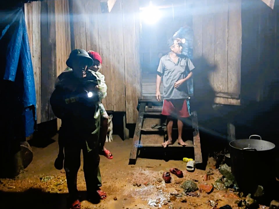 Sơ tán dân trong đêm 17.11 tại xã Trà Đốc, TP. Đà Nẵng. Ảnh: Trường An