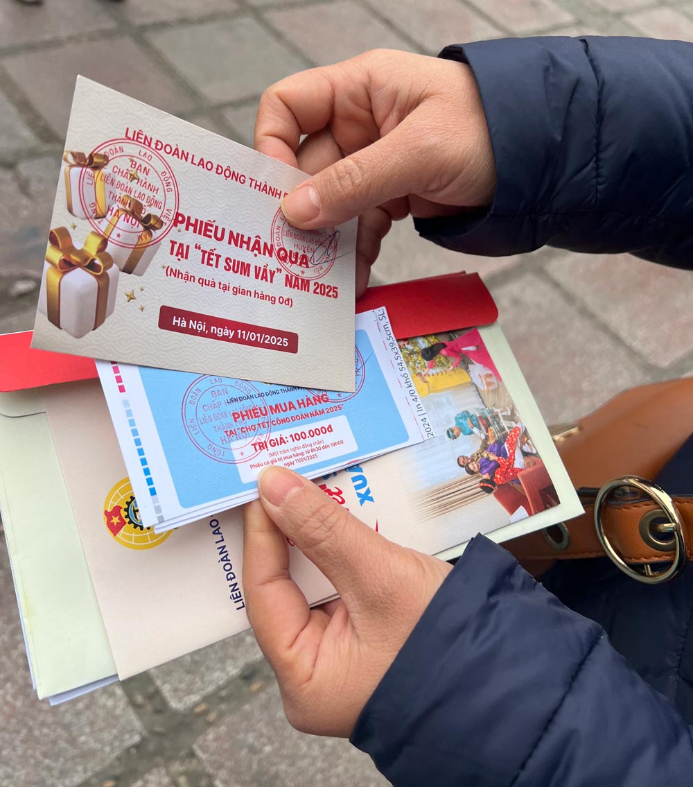 Phiếu mua hàng và phiếu nhận quà tặng của Công đoàn Hà Nội dành cho đoàn viên, người lao động có hoàn cảnh khó khăn  mua sắm tại Chợ Tết Công đoàn Ất Tỵ 2025. Ảnh: Kiều Vũ
