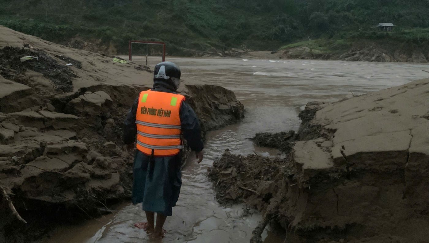 Mực nước ở tràn Ly Tôn lúc 5h30 sáng 19.11. Ảnh: Hàn Nguyên
