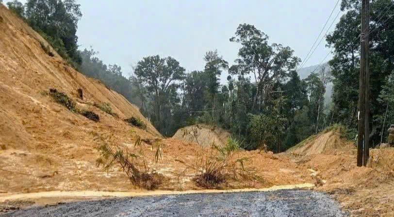 Đất đá từ taluy dương đổ ập xuống chắn ngang tuyến ĐT.676, gây ách tắc giao thông hoàn toàn.