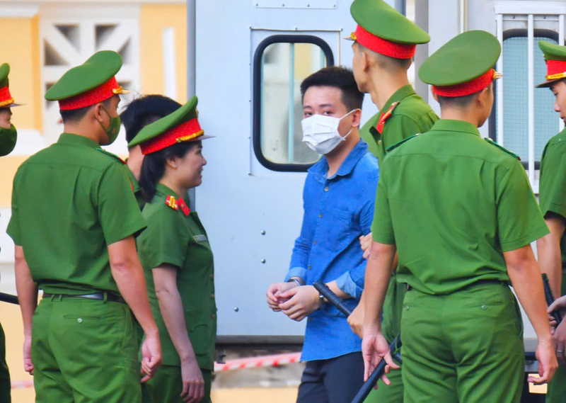 Phạm Quang Linh (Quang Linh Vlogs) được dẫn giải đến toà. Ảnh: Quỳnh Trần.