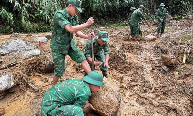 Ngớt mưa, quân và dân xắn tay khắc phục đoạn đường ngập bùn đất