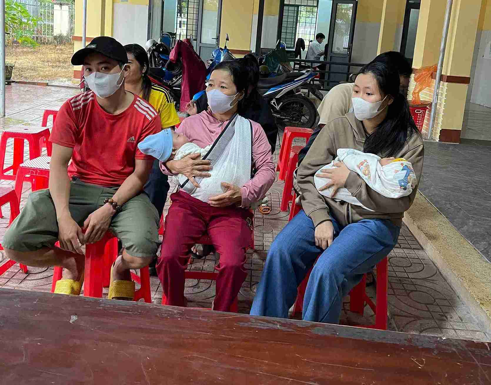 Nhiều người đợi chờ từ sáng sớm để chờ được tư vấn, hỗ trợ. Ảnh: Bảo Lâm