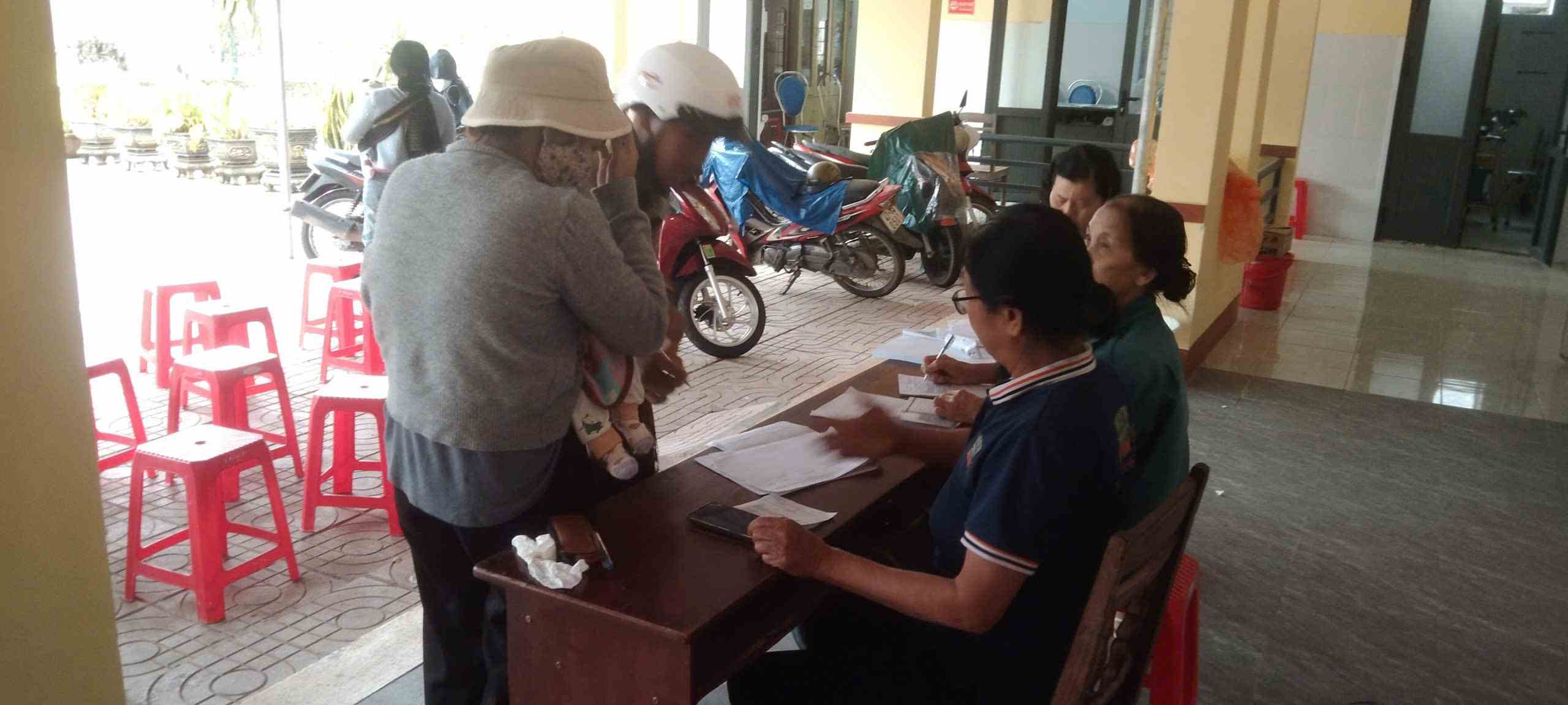 Bà con được cán bộ, nhân viên y tế dược dẫn tận tình. Ảnh: Bảo Lâm