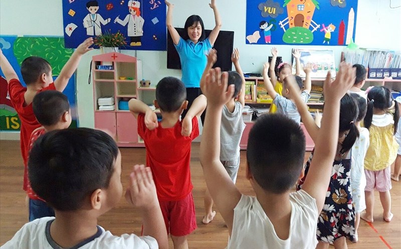 Giáo viên mầm non chịu áp lực cao nhưng hưởng lương thấp nhất. Ảnh: Anh Thư