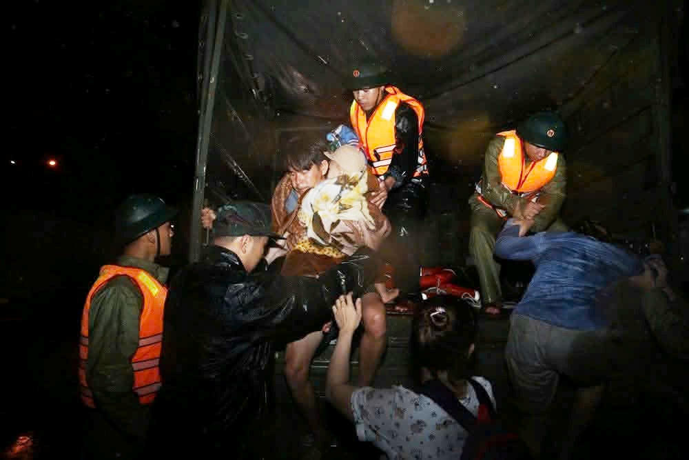 Các lực lượng Quân khu 5 vượt lũ tiếp tế, cứu dân ở Đắk Lắk và Gia Lai