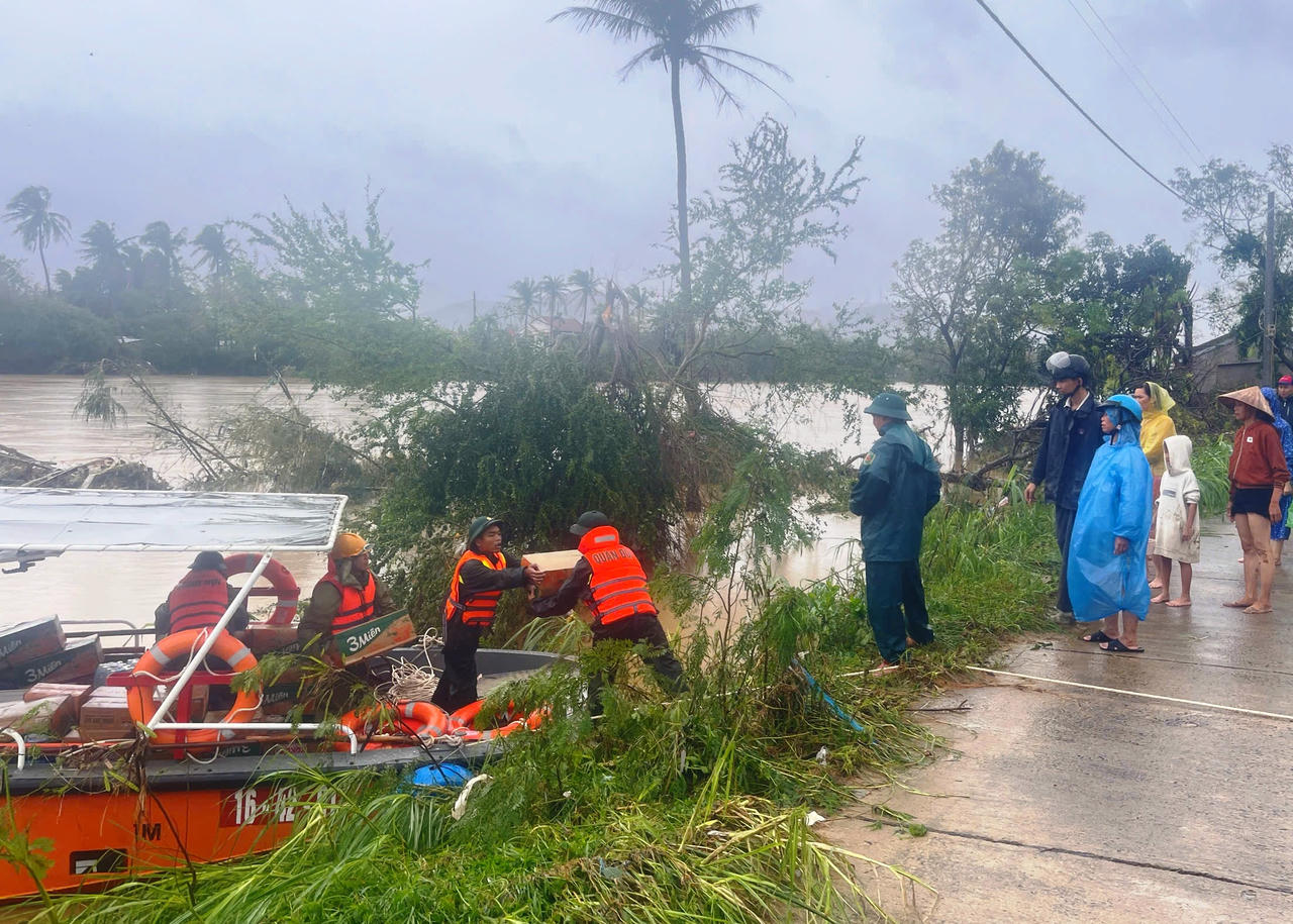 Các lực lượng Quân khu 5 vượt lũ tiếp tế, cứu dân ở Đắk Lắk và Gia Lai