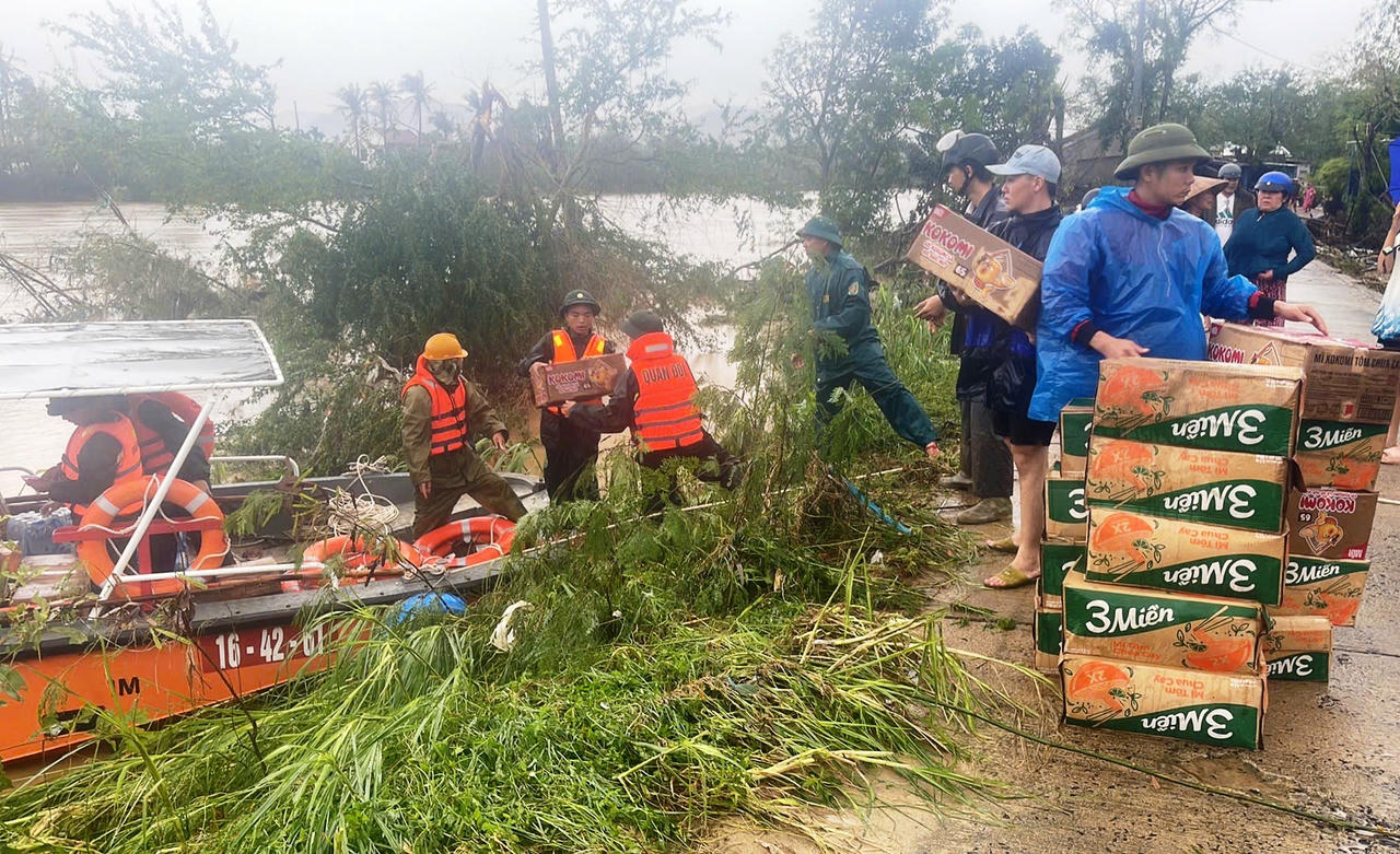 Các lực lượng Quân khu 5 vượt lũ tiếp tế, cứu dân ở Đắk Lắk và Gia Lai