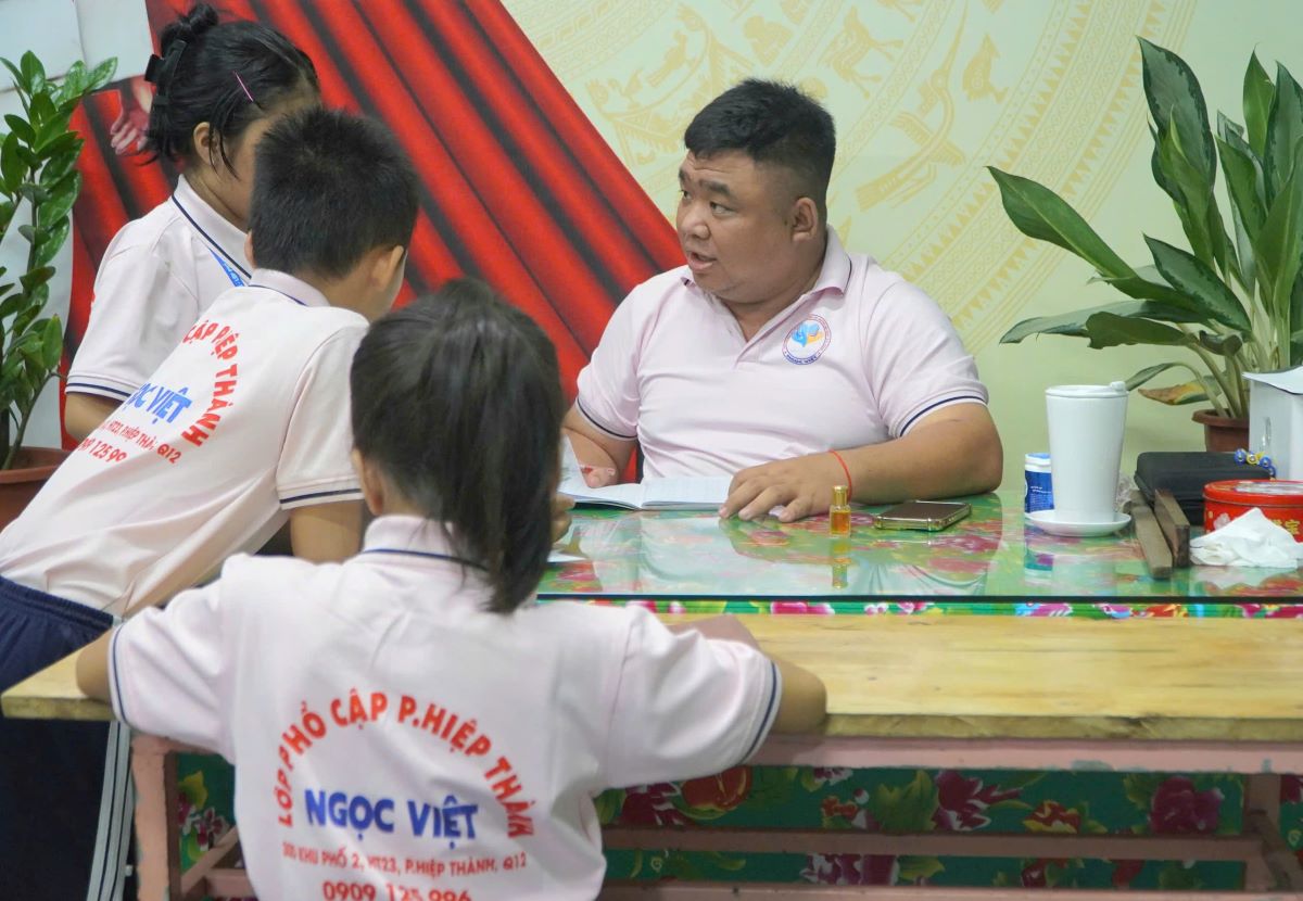 Anh Khải kiểm tra lại bài trước khi bắt đầu buổi học. Ảnh: Chân Phúc