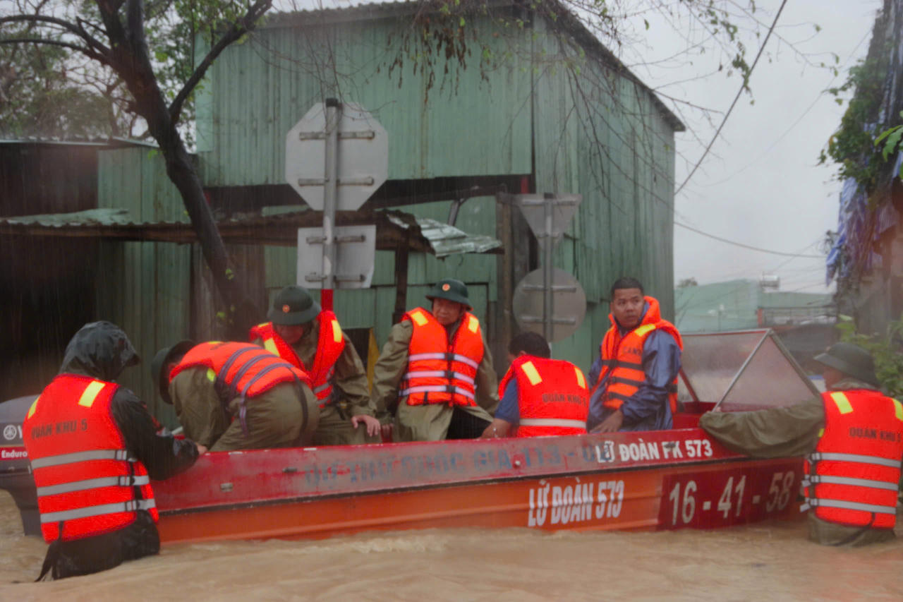 Các lực lượng Quân khu 5 vượt lũ tiếp tế, cứu dân ở Đắk Lắk và Gia Lai