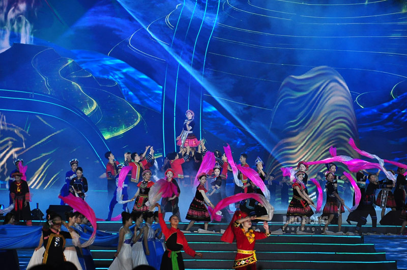 Hàng nghìn người dân, du khách dự lễ khai mạc festival sông Hồng 2025 tại Lào Cai. Ảnh: Đinh Đại