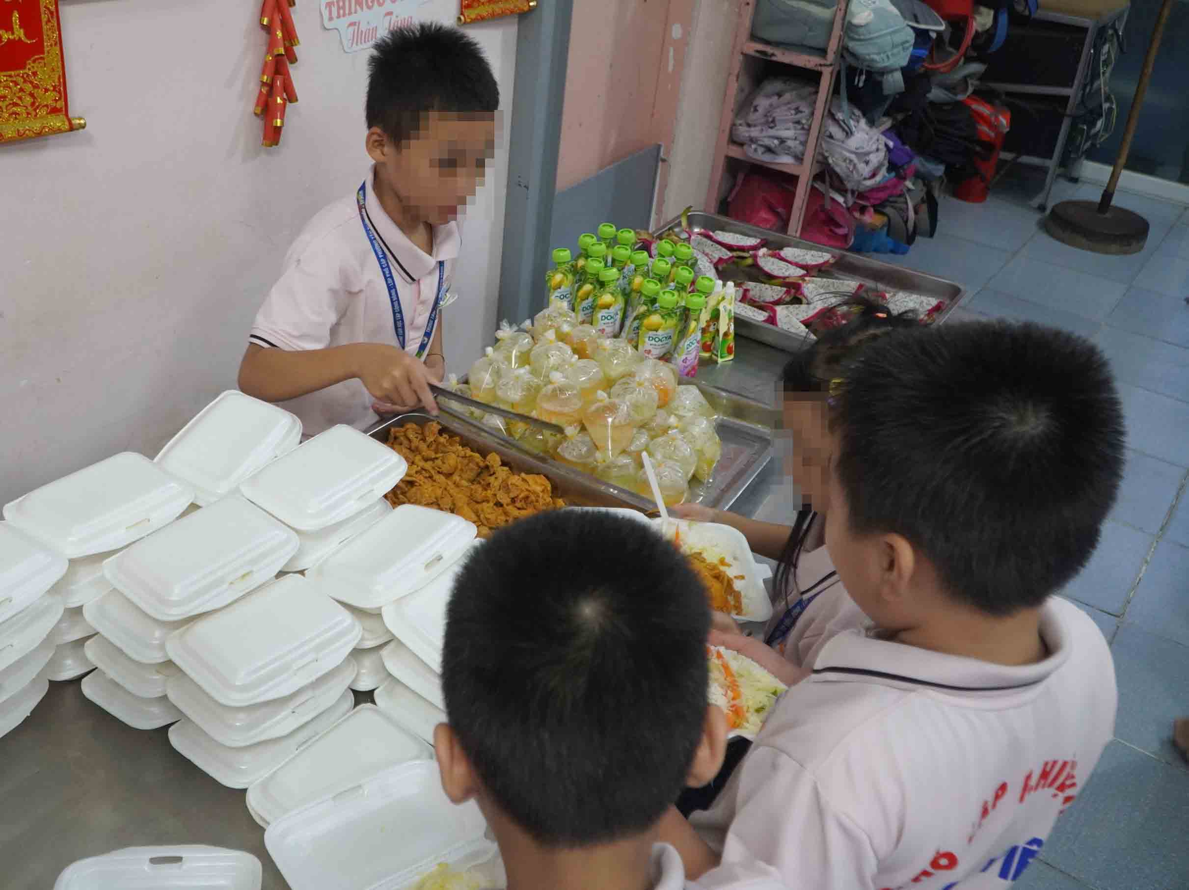 Học sinh ăn tối trước khi vào học. Ảnh: Chân Phúc