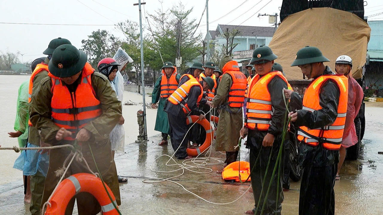 Các lực lượng Quân khu 5 vượt lũ tiếp tế, cứu dân ở Đắk Lắk và Gia Lai