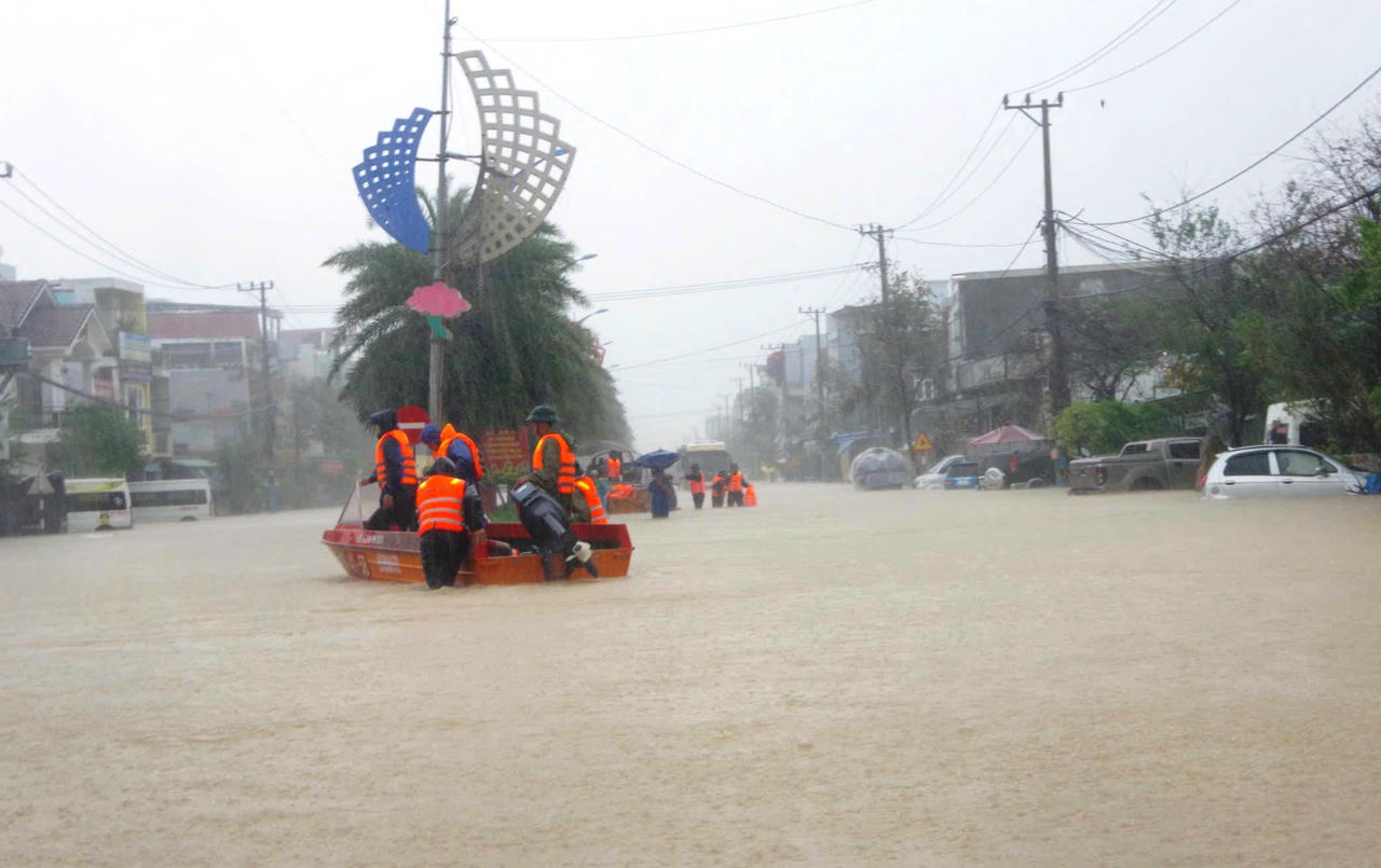 Các lực lượng Quân khu 5 vượt lũ tiếp tế, cứu dân ở Đắk Lắk và Gia Lai