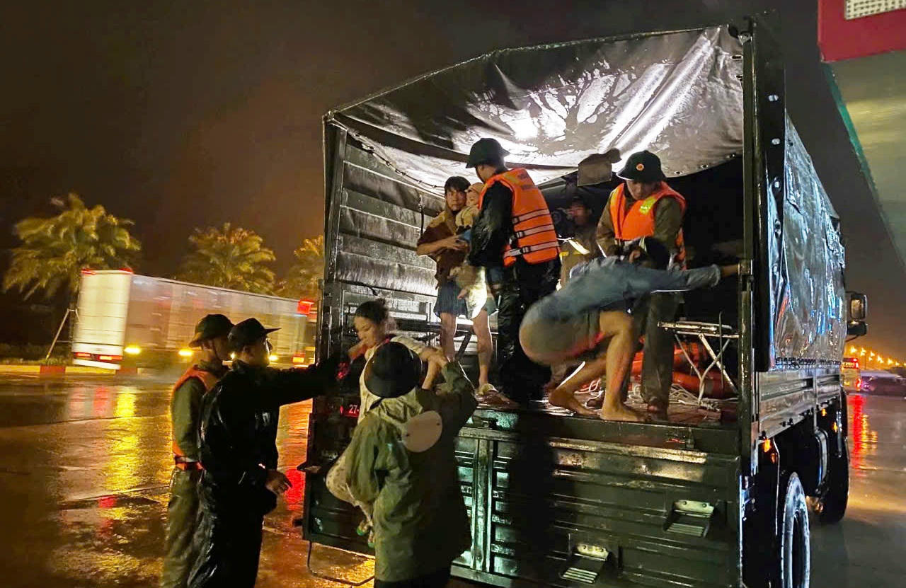 Các lực lượng Quân khu 5 vượt lũ tiếp tế, cứu dân ở Đắk Lắk và Gia Lai