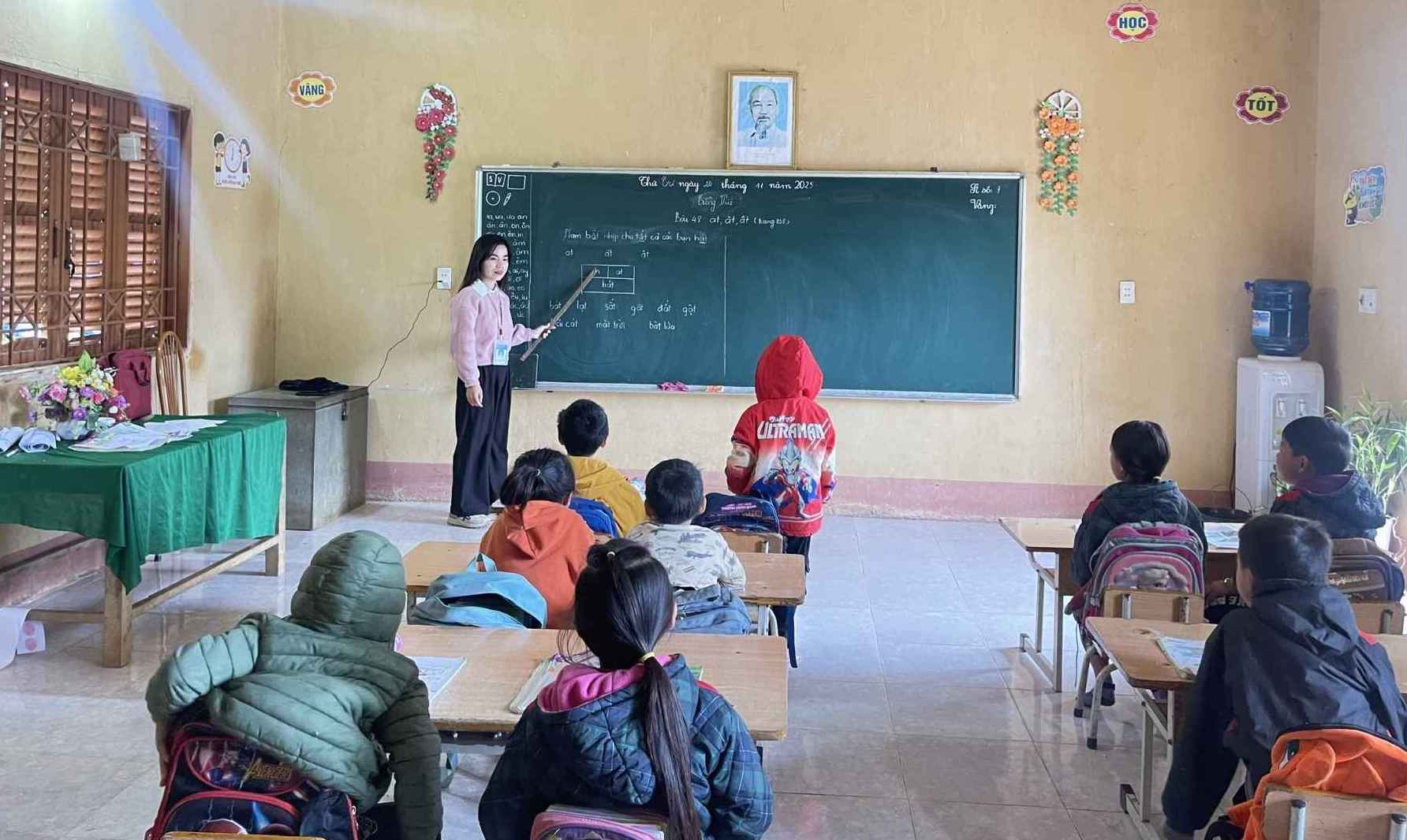 Cô Hoàng Thị Bích Phượng - giáo viên Trường Tiểu học và THCS Liên Chung (xã Phiêng Khoài, tỉnh Sơn La) - trong một tiết dạy. Ảnh: NVCC