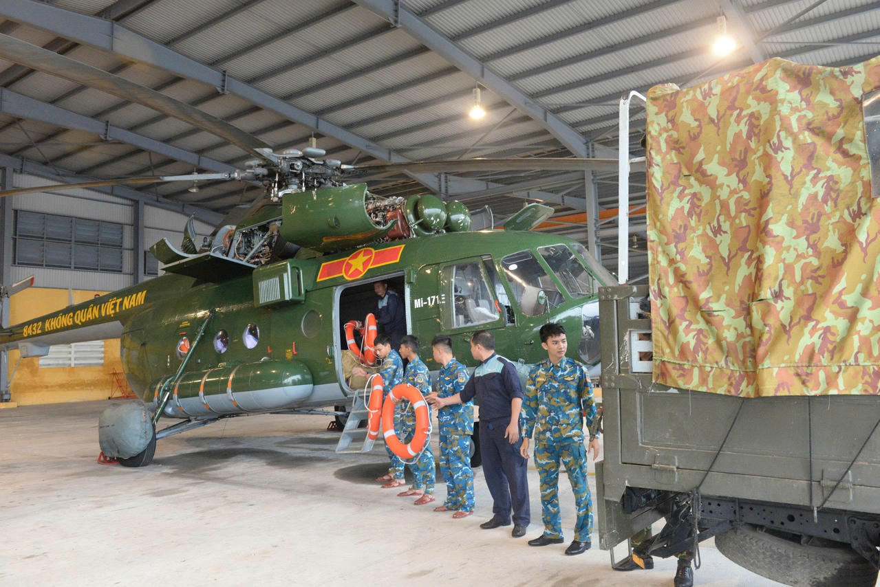 Các tổ bay chuẩn bị các trang thiết bị, phương tiện hỗ trợ cứu nạn.