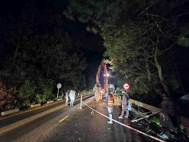 Đèo Mimosa lên Đà Lạt bị đứt gãy, chia cắt hoàn toàn trong đêm tối