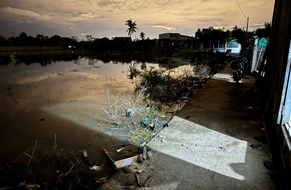 Cửa sau của căn nhà gần khu ruộng ngập nước. Ảnh: Duy Tuấn