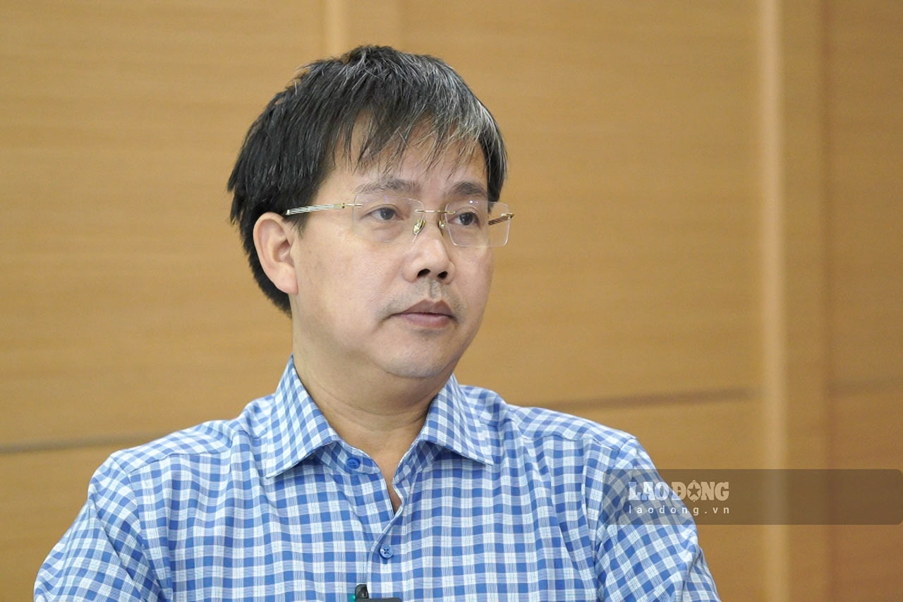 Ông Mai Văn Khiêm cho biết áp thấp nhiệt đới có thể đi vào Biển Đông và mạnh lên thành bão trong ngày 26.11. Ảnh: Vũ Linh