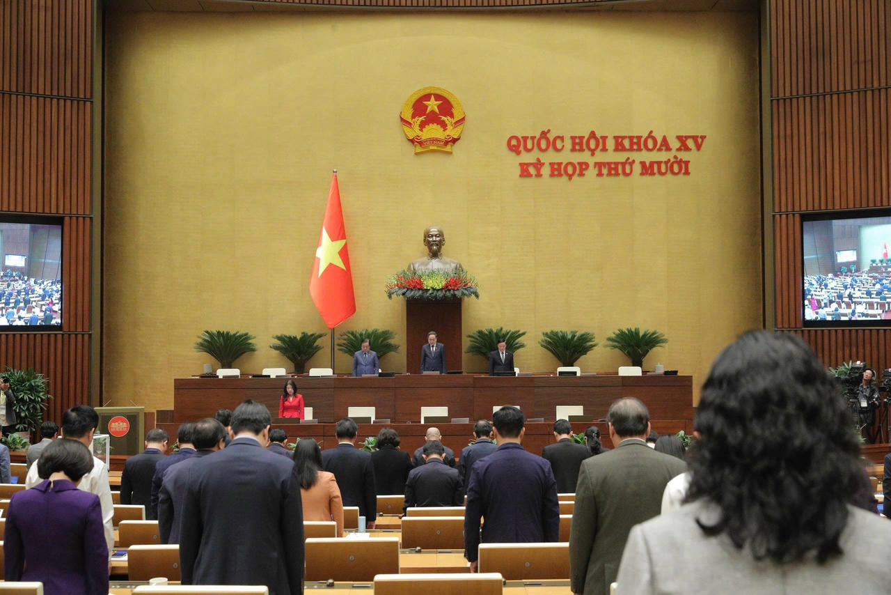 Tại buổi Lễ, Quốc hội đã mặc niệm tưởng nhớ các nạn nhân bị thiệt mạng do bão lũ gây ra. (Ảnh: Hồ Long)