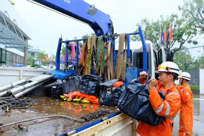 EVNCPC huy động thêm hơn 250 người hỗ trợ Đắk Lắk khôi phục hệ thống điện