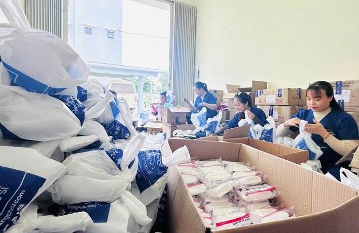 Long Châu đã nhanh chóng cử đội ngũ nhân sự đến địa bàn để khảo sát, nắm bắt thực tế, đồng thời điều động thêm 3 tấn thuốc và vật tư y tế, phối hợp cùng Sở Y tế địa phương.