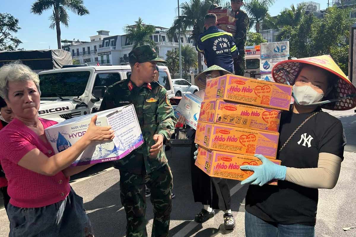 Hàng hoá của người dân, tổ chức được gửi và tập kết tại trụ sở Uỷ ban MTTQ tỉnh để chuyển tới tỉnh Lâm Đồng. Ảnh: Đoàn Hưng