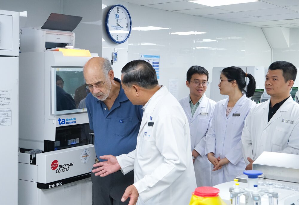 Giáo sư Harry B. Greenberg, “cha đẻ” của vắc xin Rota thế hệ đầu tiên, Cố vấn Viện Nghiên cứu Vi sinh và Chống dịch Stanford (áo xanh) trực tiếp thăm và làm việc tại Trung tâm Xét nghiệm đạt chuẩn ISO 15189:2012 tại BVĐK Tâm Anh TP.HCM từ tháng 12/2023. Ảnh: BVĐK Tâm Anh