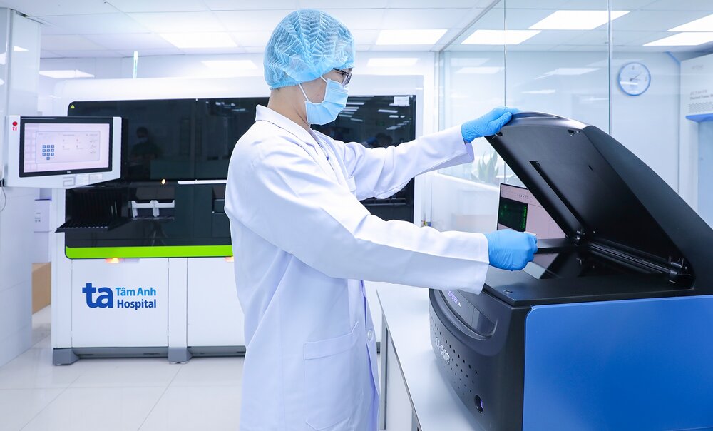 Kỹ thuật viên Trung tâm Xét nghiệm, BVĐK Tâm Anh thao tác trên hệ thống LI-COR Odyssey DLx (Mỹ) - thiết bị phân tích huỳnh quang kỹ thuật số hóa ứng dụng đọc kết quả trong xét nghiệm xác định kháng thể virus viêm gan D. Ảnh: BVĐK Tâm Anh