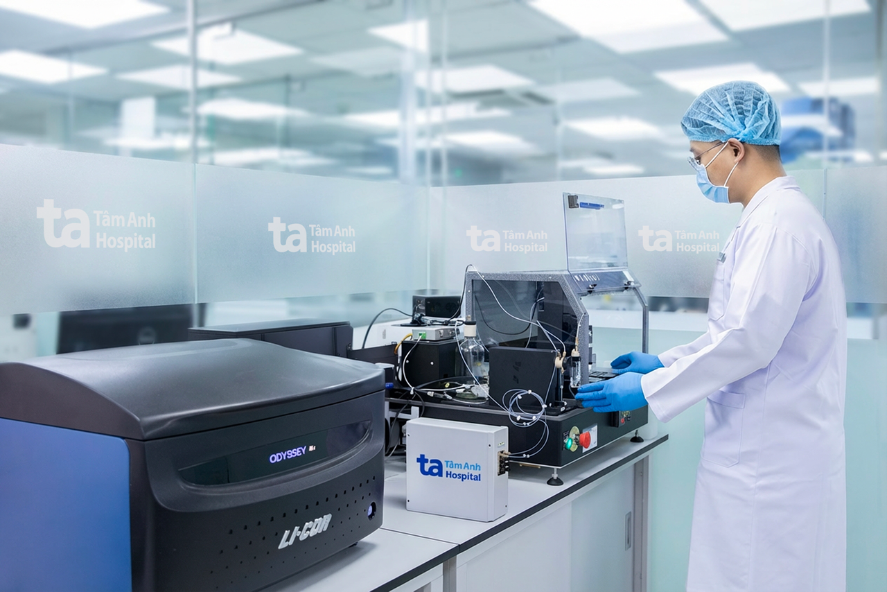 Kỹ thuật viên Trung tâm Xét nghiệm, BVĐK Tâm Anh vận hành hệ thống BioDot (Mỹ) thực hiện kỹ thuật Q-MAC giúp tìm kháng thể virus viêm gan D, tác nhân có thể gây ung thư gan. Ảnh: BVĐK Tâm Anh