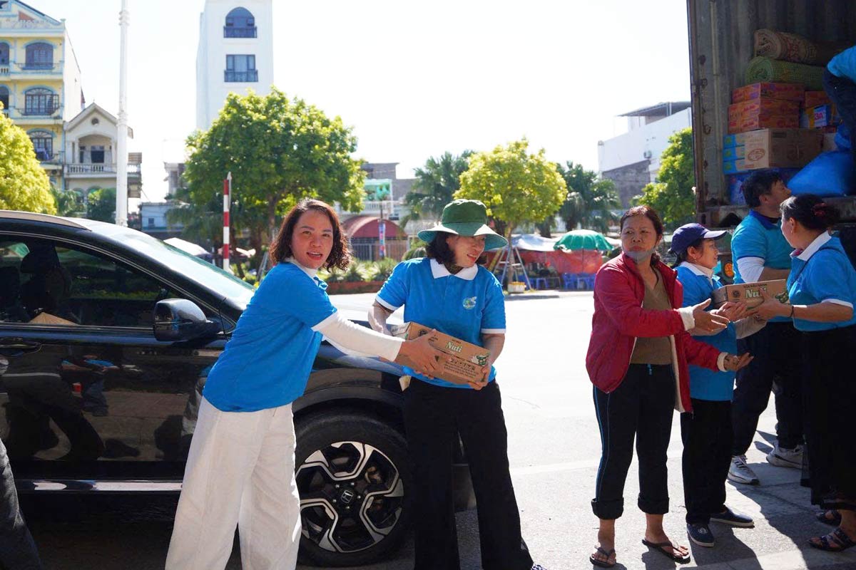 Các thành viên CLB Thiện nguyện nhân ái Móng Cái chuyển hàng hóa lên xe. Ảnh: Đoàn Hưng