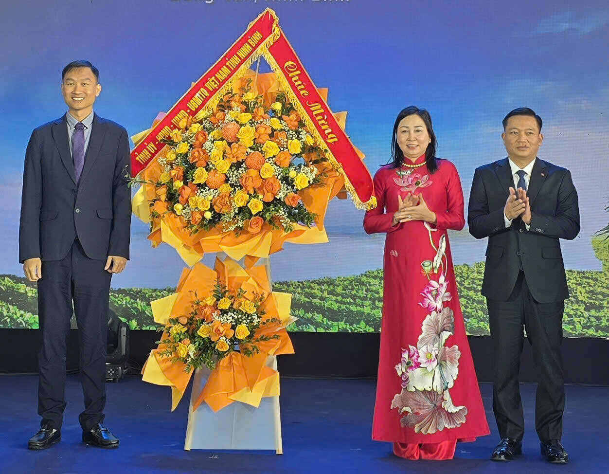 Lãnh đạo tỉnh Ninh Bình tặng hoa chúc mừng lễ khánh thành.  Ảnh: Diệu Anh