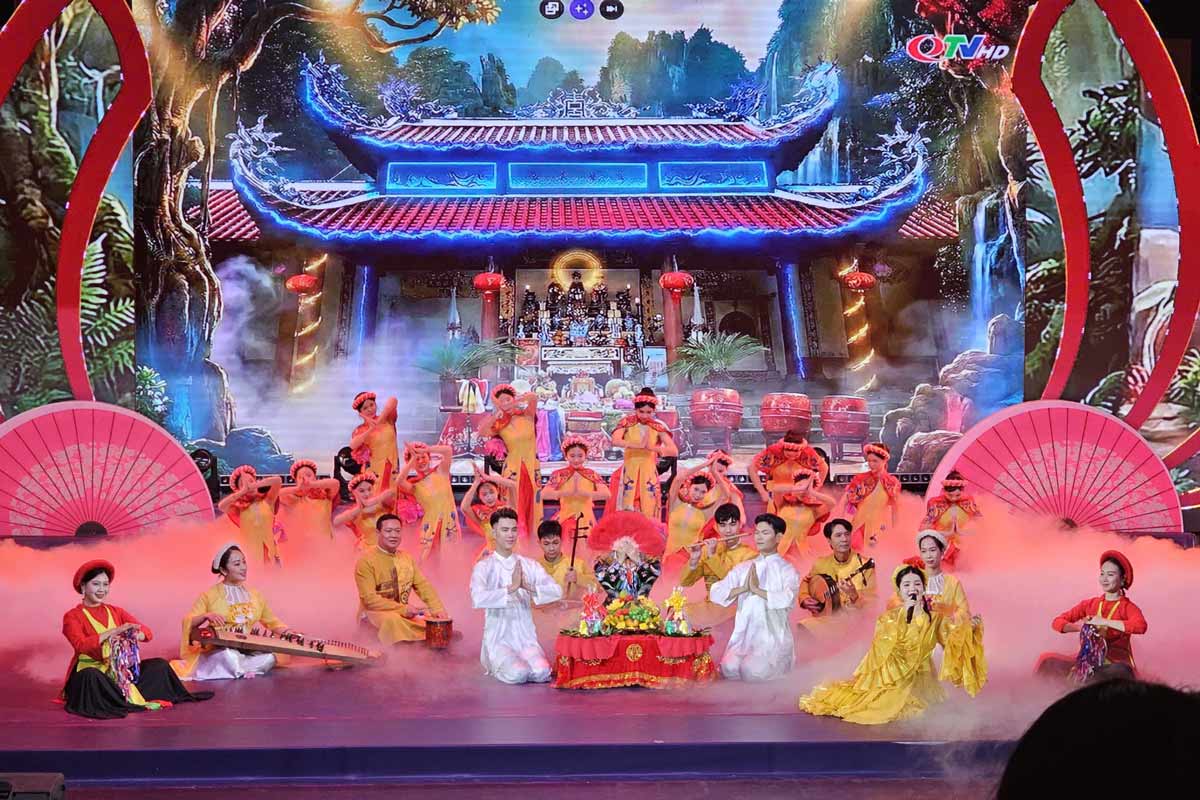 Tiết mục hát Chầu văn Cô đôi thượng ngàn. Ảnh: Đoàn Hưng