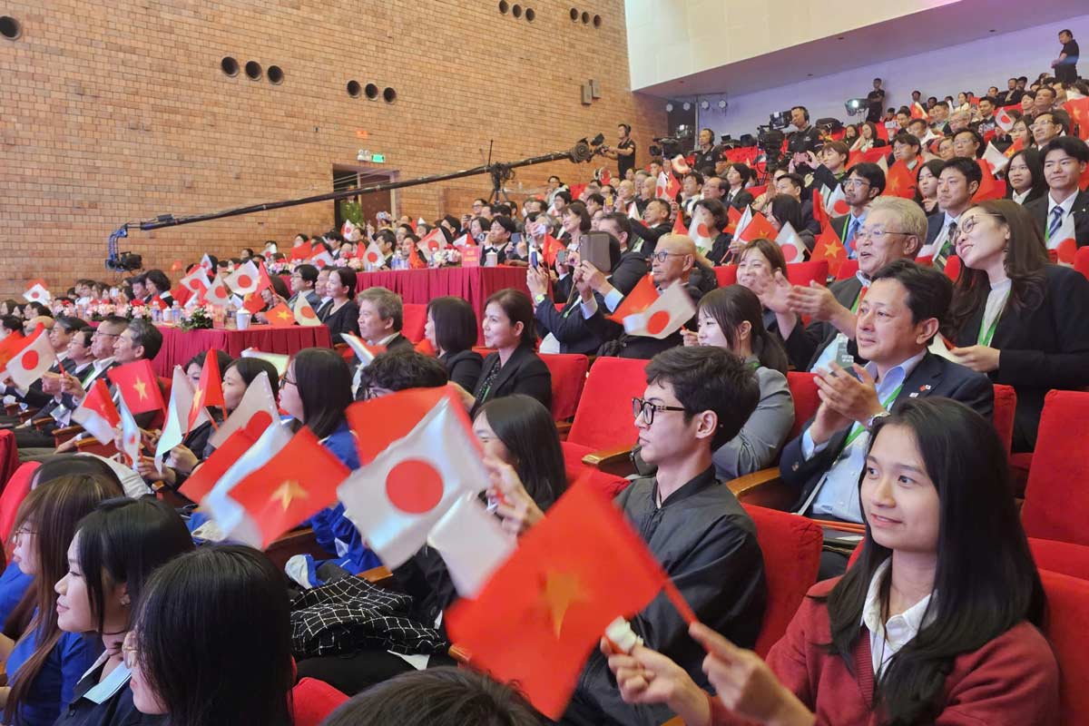 Chương trình thu hút đông khán giả ở Quảng Ninh đến theo dõi. Ảnh: Đoàn Hưng