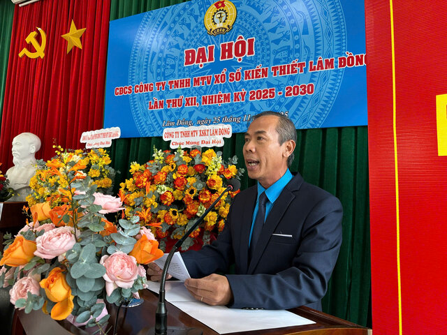 Ông Nguyễn Phú Hoàng – Phó Chủ tịch Ủy ban Mặt trận Tổ quốc Việt Nam tỉnh, Chủ tịch Liên đoàn Lao động tỉnh Lâm Đồng phát biểu chúc mừng và chỉ đạo Đại hội Công đoàn cơ sở Công ty. Ảnh: Lâm Đức