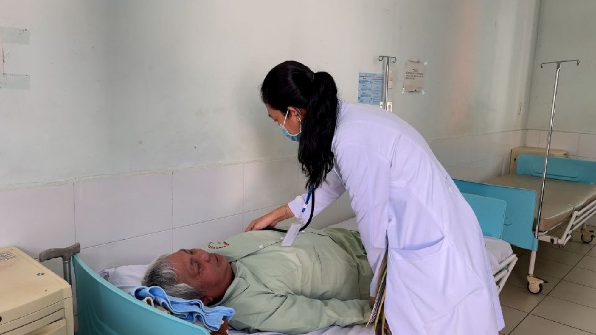 Bác sĩ kiểm tra sức khỏe cho người bệnh mắc sốt xuất huyết, đảm bảo chăm sóc kịp thời và an toàn. Ảnh: Hoàng Lộc