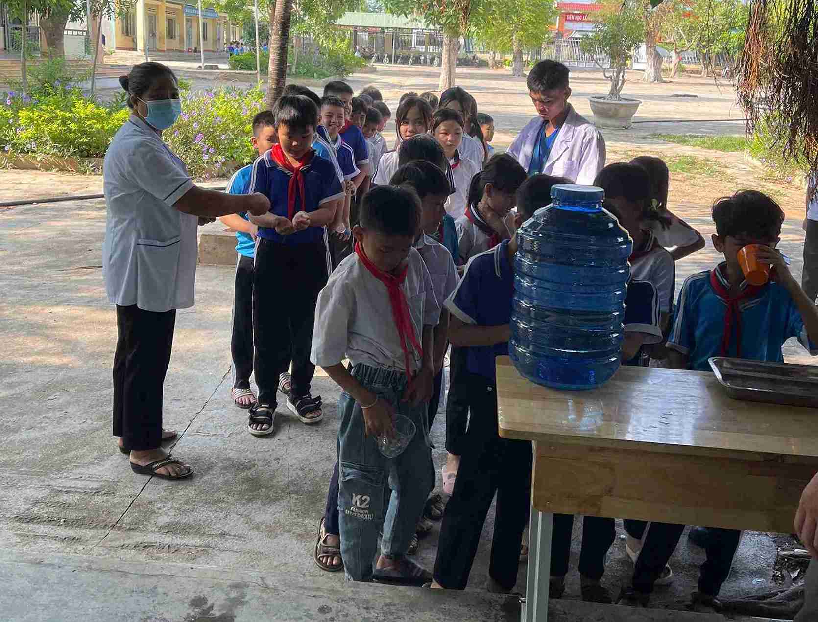 Trẻ em ở các trường học trên địa bàn xã được lực lượng y tế khám, tư vấn dinh dưỡng. Ảnh: Bảo Lâm