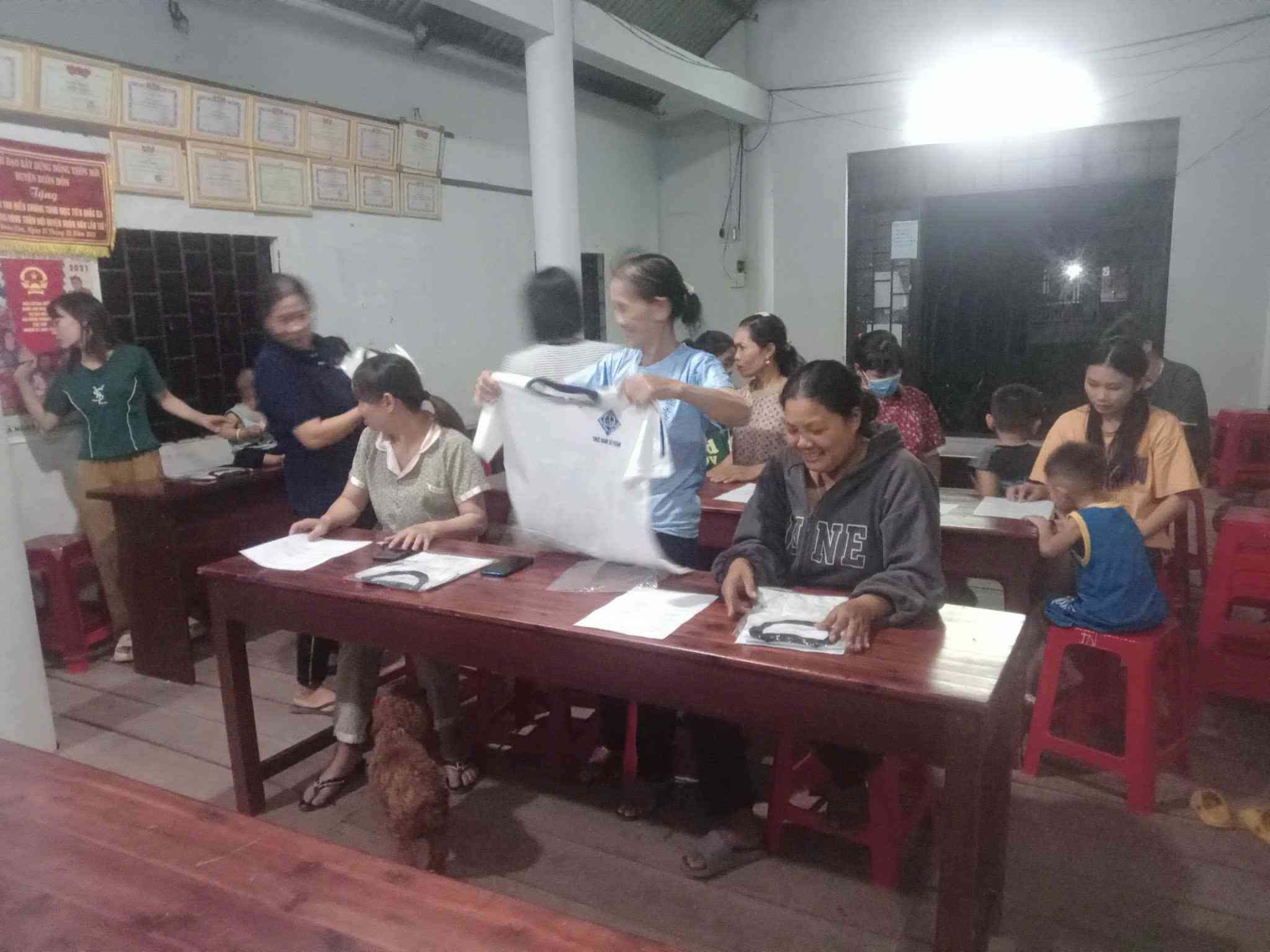 Người dân được tập huấn, phổ biến về phương thức chăm sóc sức khỏe, cải thiện dinh dưỡng cho trẻ. Ảnh: Bảo Lâm