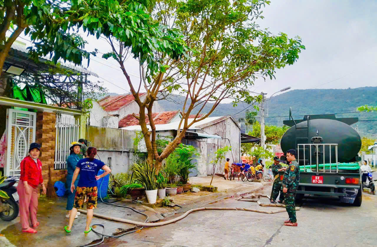 Quân khu 5 hỗ trợ nước sạch cho bà con vùng lũ Đắk Lắk