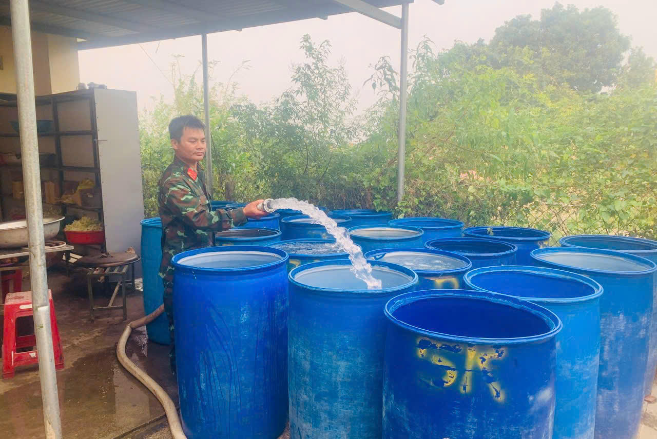 Quân khu 5 hỗ trợ nước sạch cho bà con vùng lũ Đắk Lắk