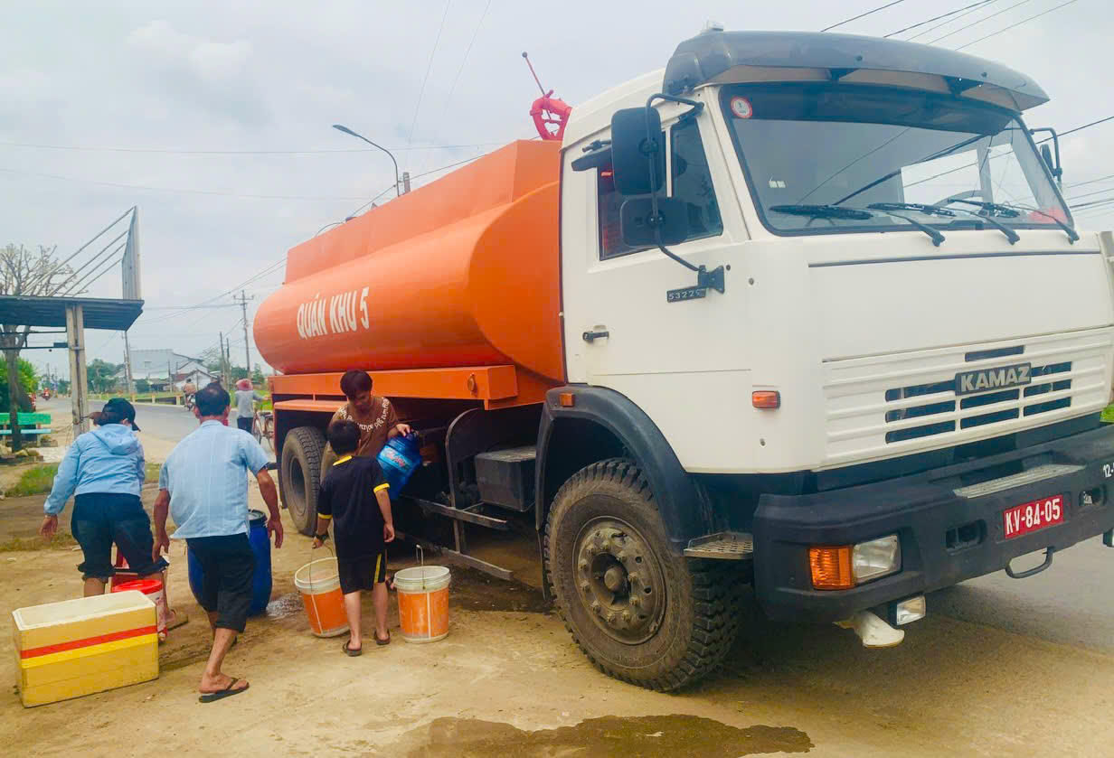 Quân khu 5 hỗ trợ nước sạch cho bà con vùng lũ Đắk Lắk