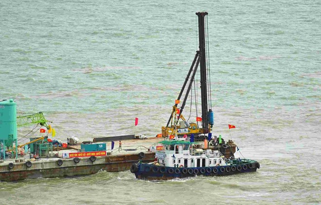 Công nhân lao động sôi nổi trên công trường cụm đảo Hòn Khoai