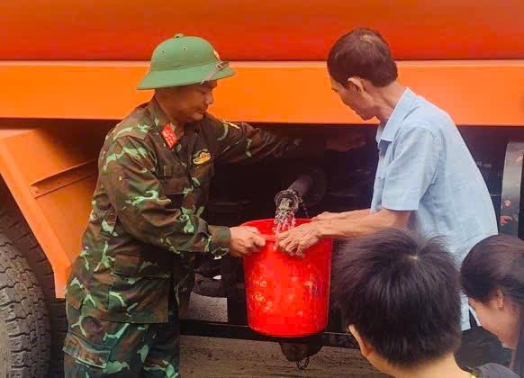 Quân khu 5 hỗ trợ nước sạch cho bà con vùng lũ Đắk Lắk