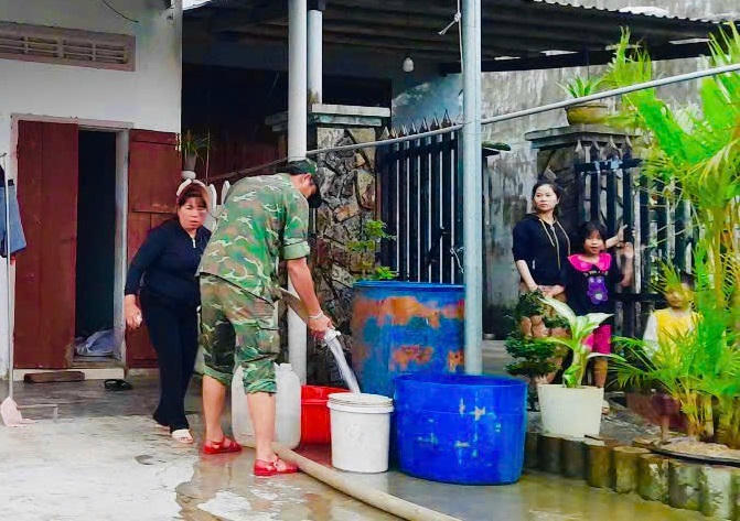 Quân khu 5 hỗ trợ nước sạch cho bà con vùng lũ Đắk Lắk