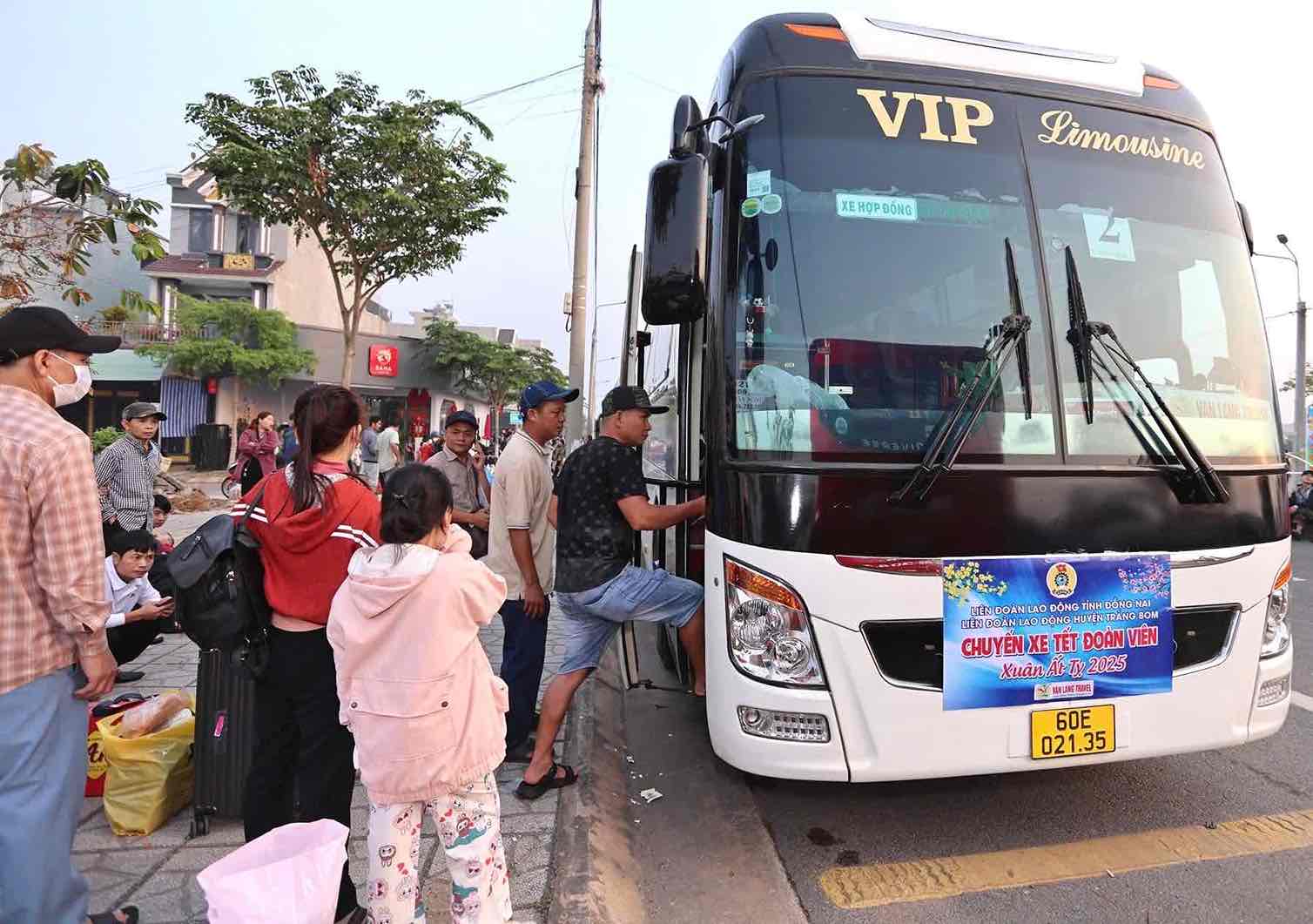 Đoàn viên, công nhân lao động về quê đón Tết Ất Tỵ năm 2025. Ảnh tư liệu: HAC
