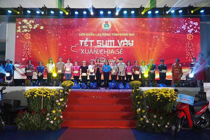 Lãnh đạo UBND tỉnh Đồng Nai tham dự chương trình “Tết Sum vầy - Xuân chia sẻ” với nhiều hoạt động thiết thực chăm lo dịp Tết Giáp Thìn năm 2024 cho đoàn viên, người lao động. Ảnh: HAC